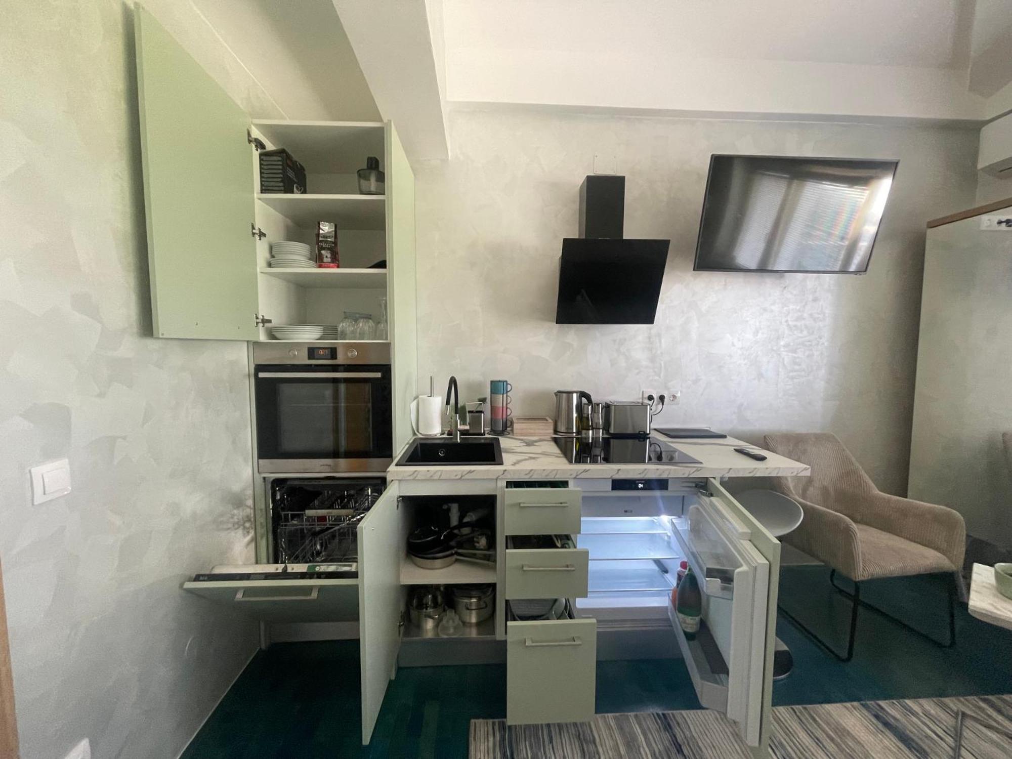 Tona - Miran Apartman - Parking - Samostalna Prijava 카를로바츠 외부 사진