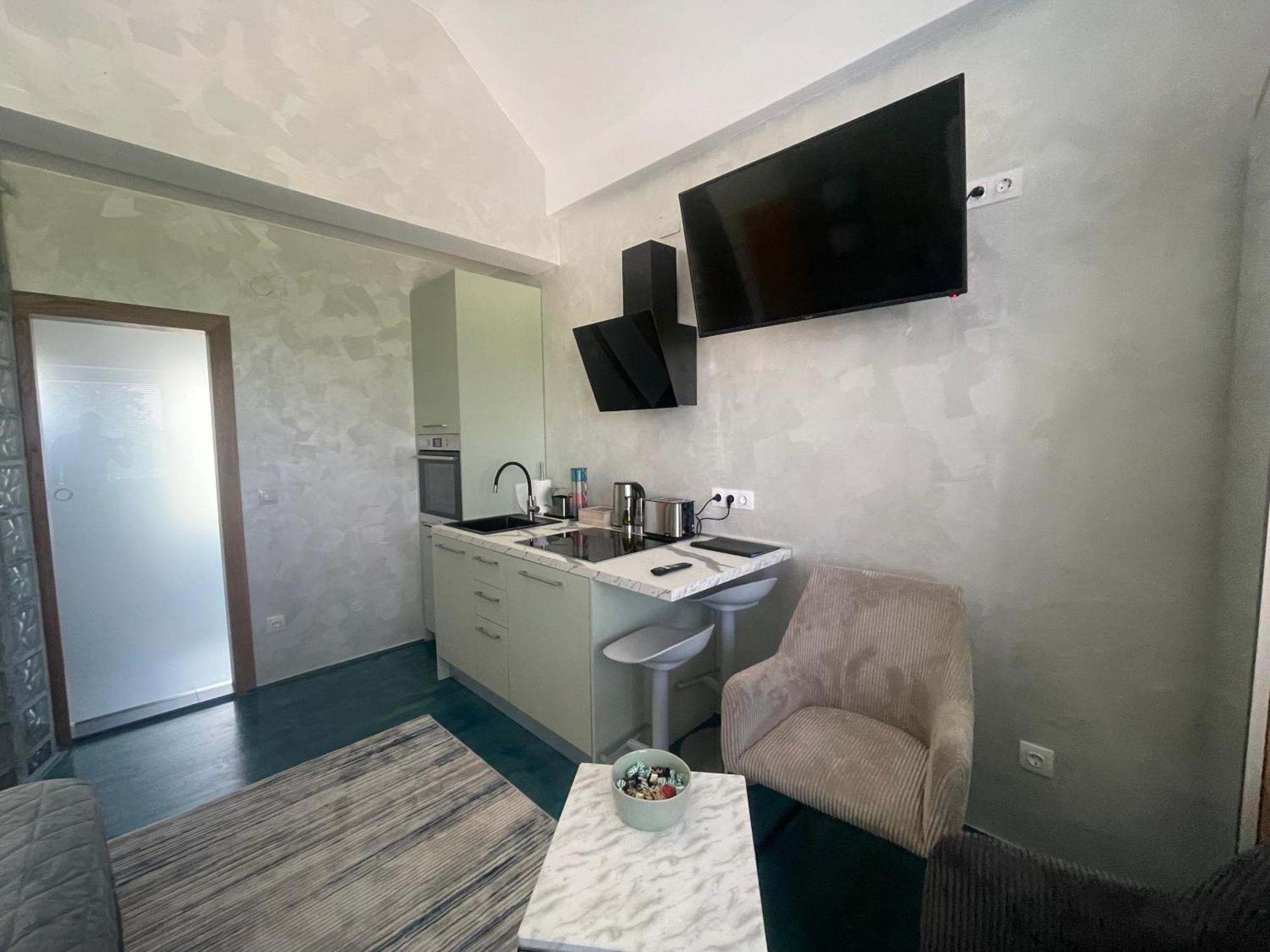 Tona - Miran Apartman - Parking - Samostalna Prijava 카를로바츠 외부 사진